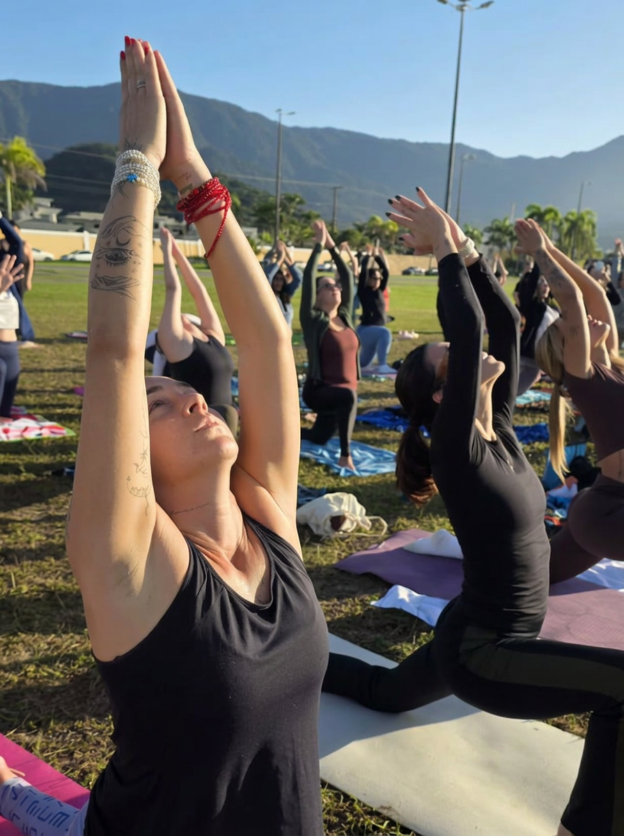 Prática de Yoga para Todos na Praia da Massaguaçu